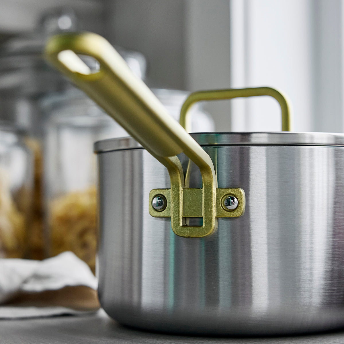 Saucepan with silhouette rivets