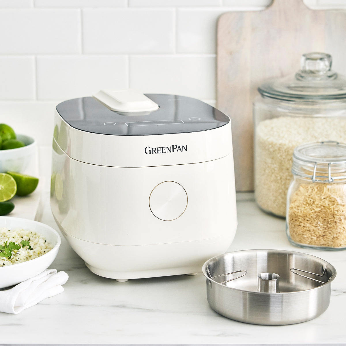 Rice cooker with carb reduction tray