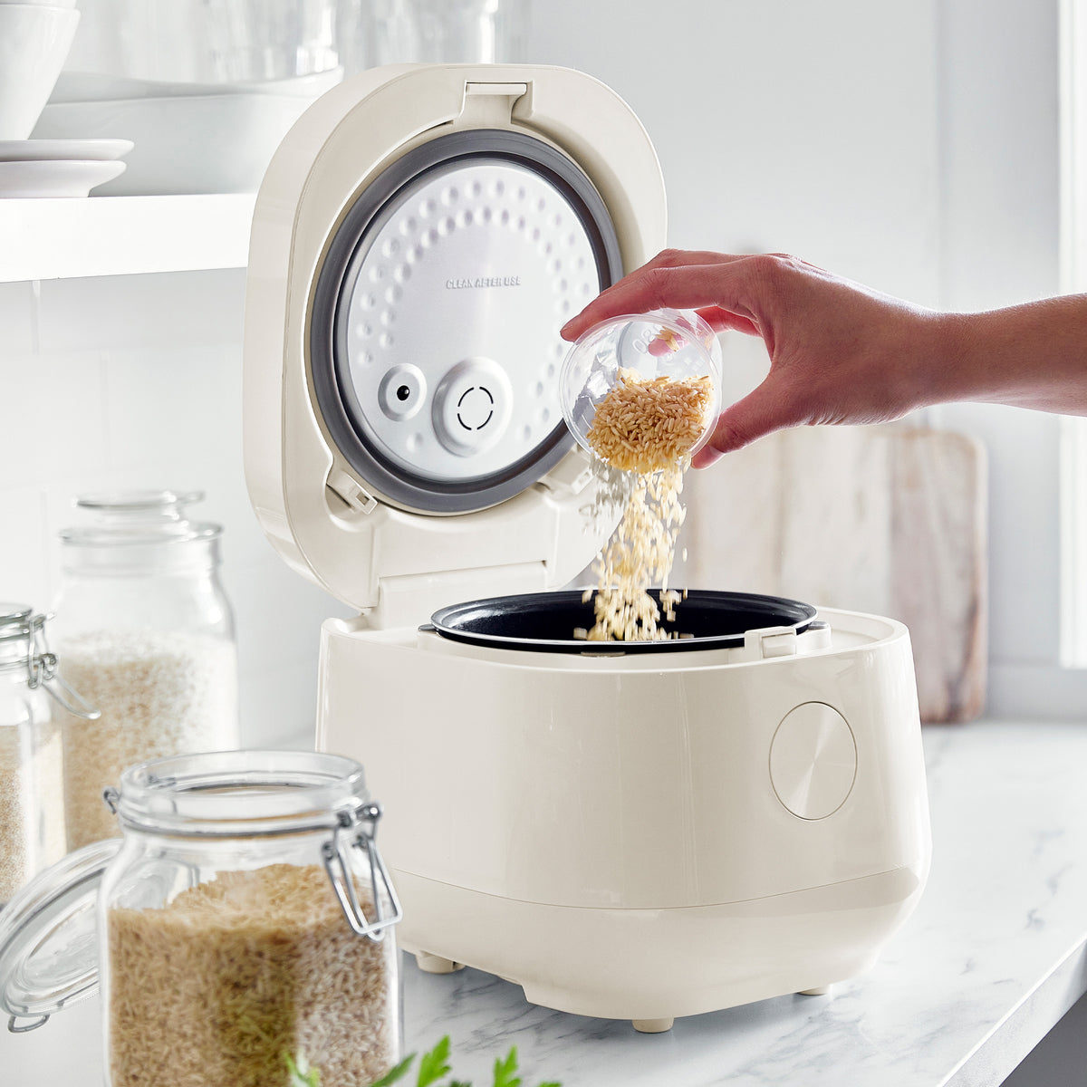 Rice cooker with measuring cup