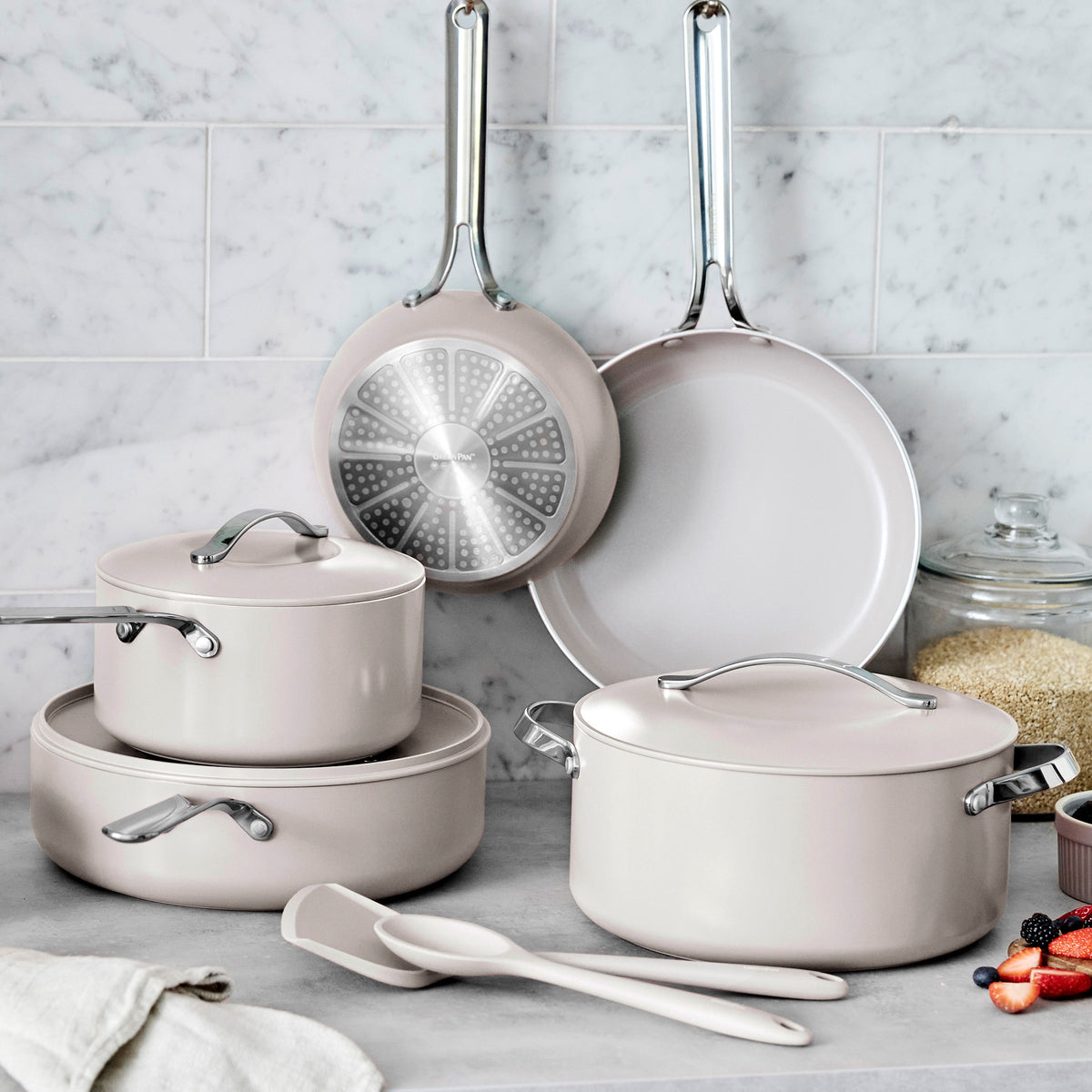 Nova 10-piece cookware set in the color Clay