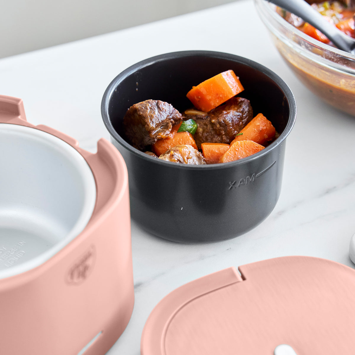 Electric lunch box with PFAS-free ceramic nonstick bowl