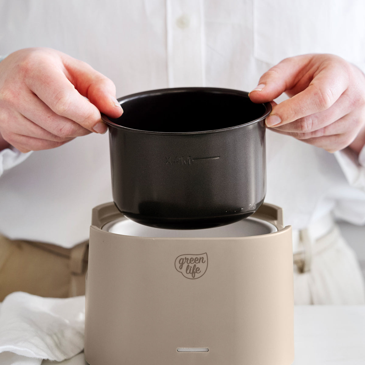 Electric lunch box with removable bowl