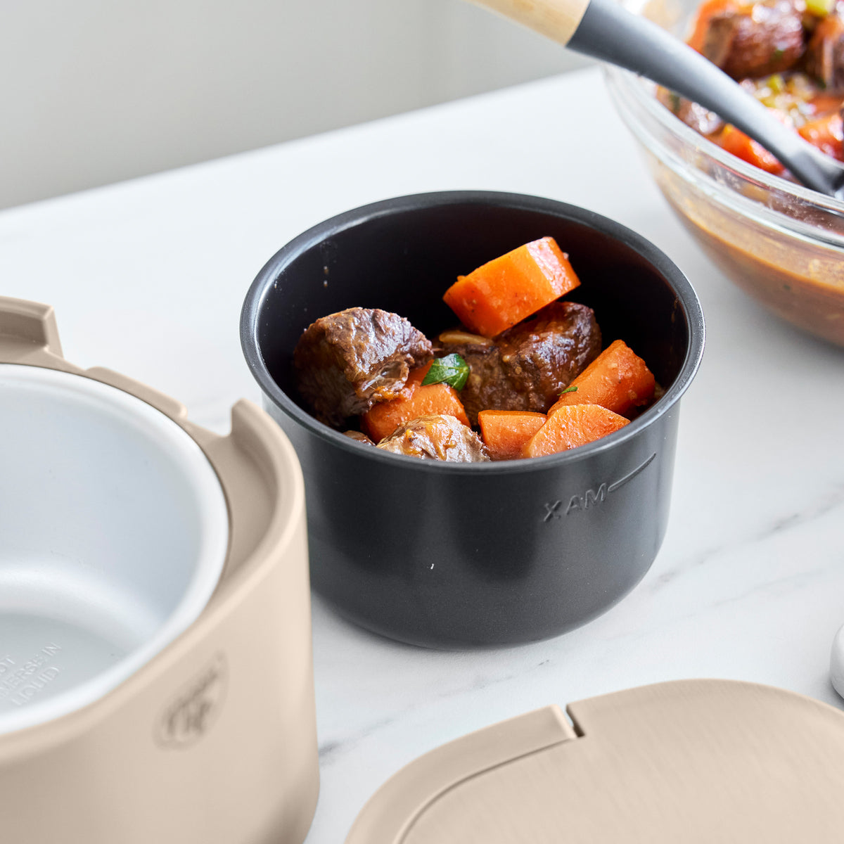 Electric lunch box with PFAS-free ceramic nonstick bowl