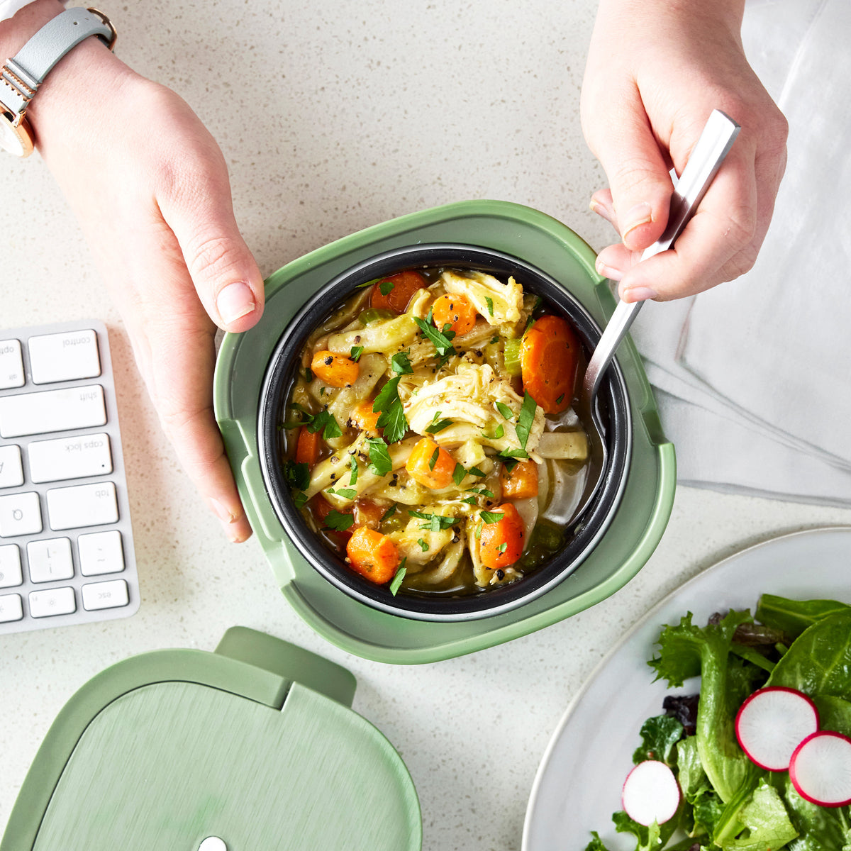 Electric lunch box with 20 oz. capacity