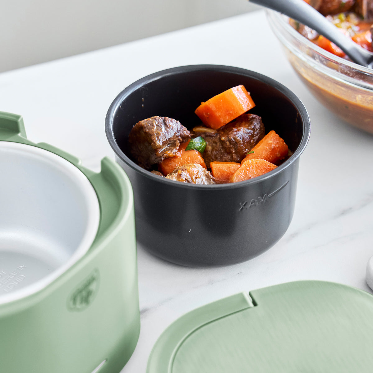 Electric lunch box with PFAS-free ceramic nonstick bowl