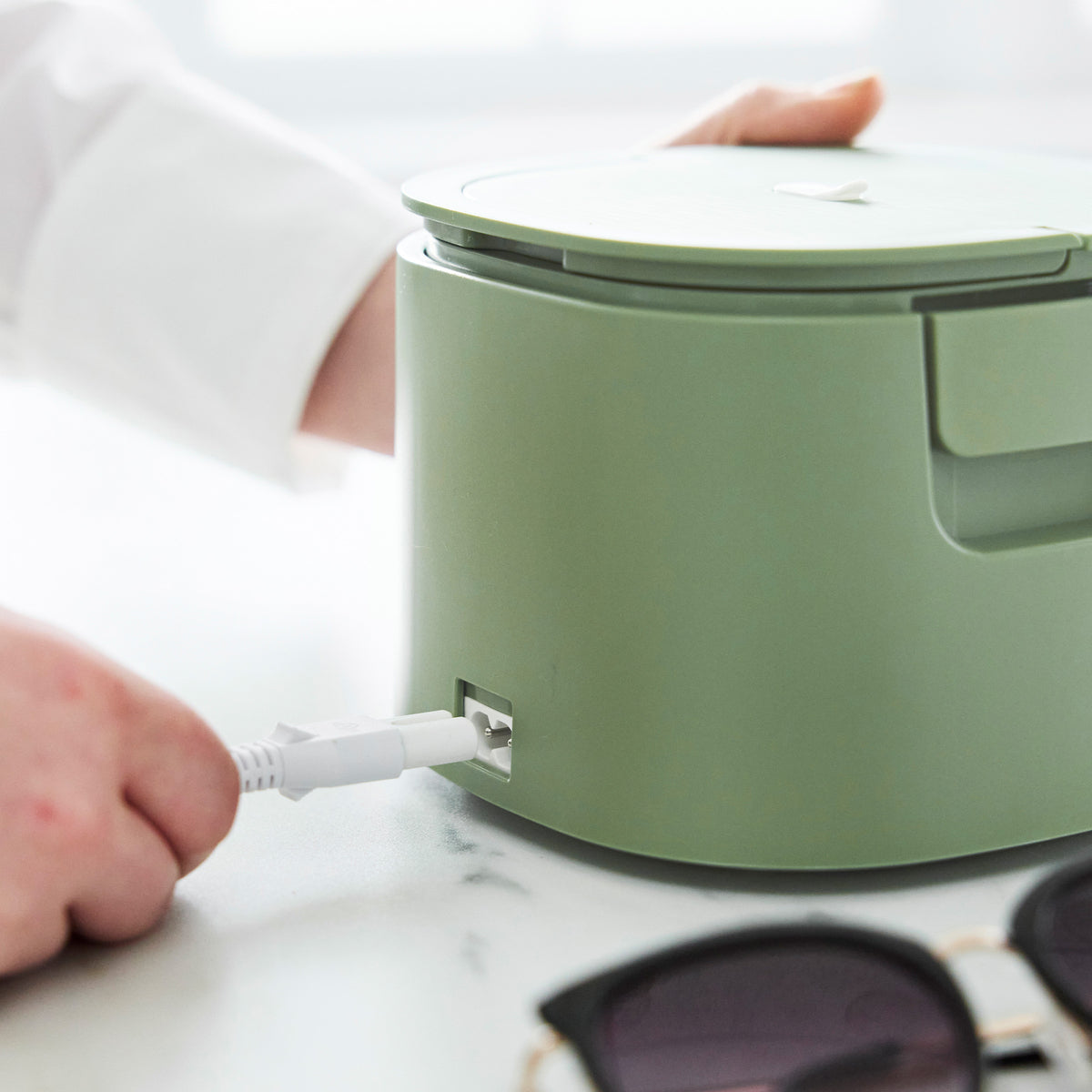 Electric lunch box with detachable cord