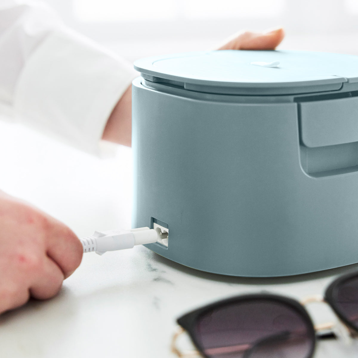 Electric lunch box with detachable cord