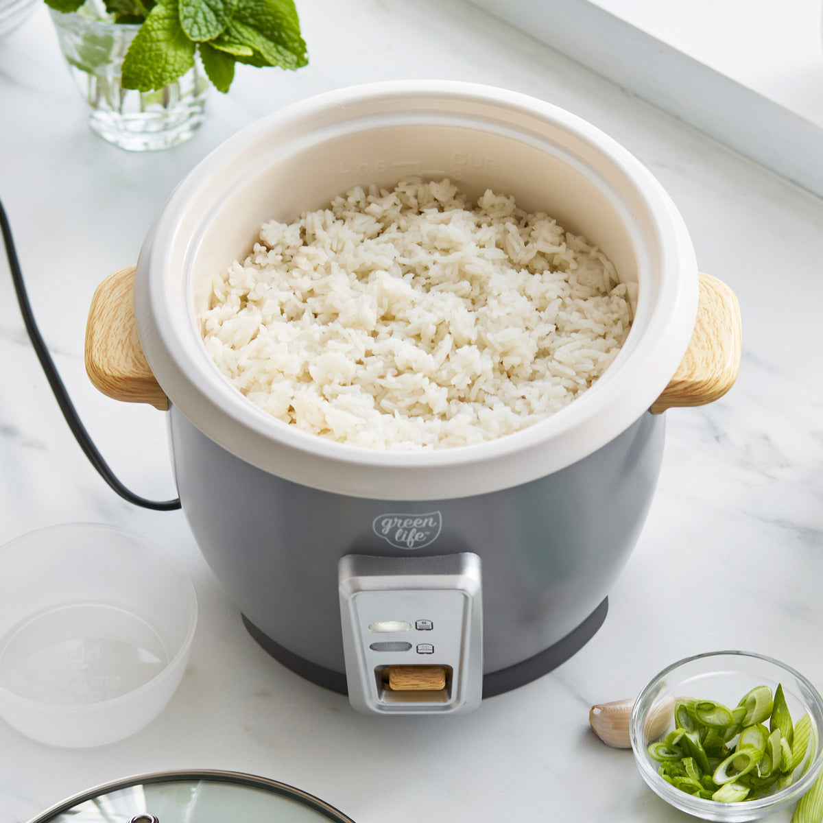 Rice cooker with spacious 1.5-quart capacity