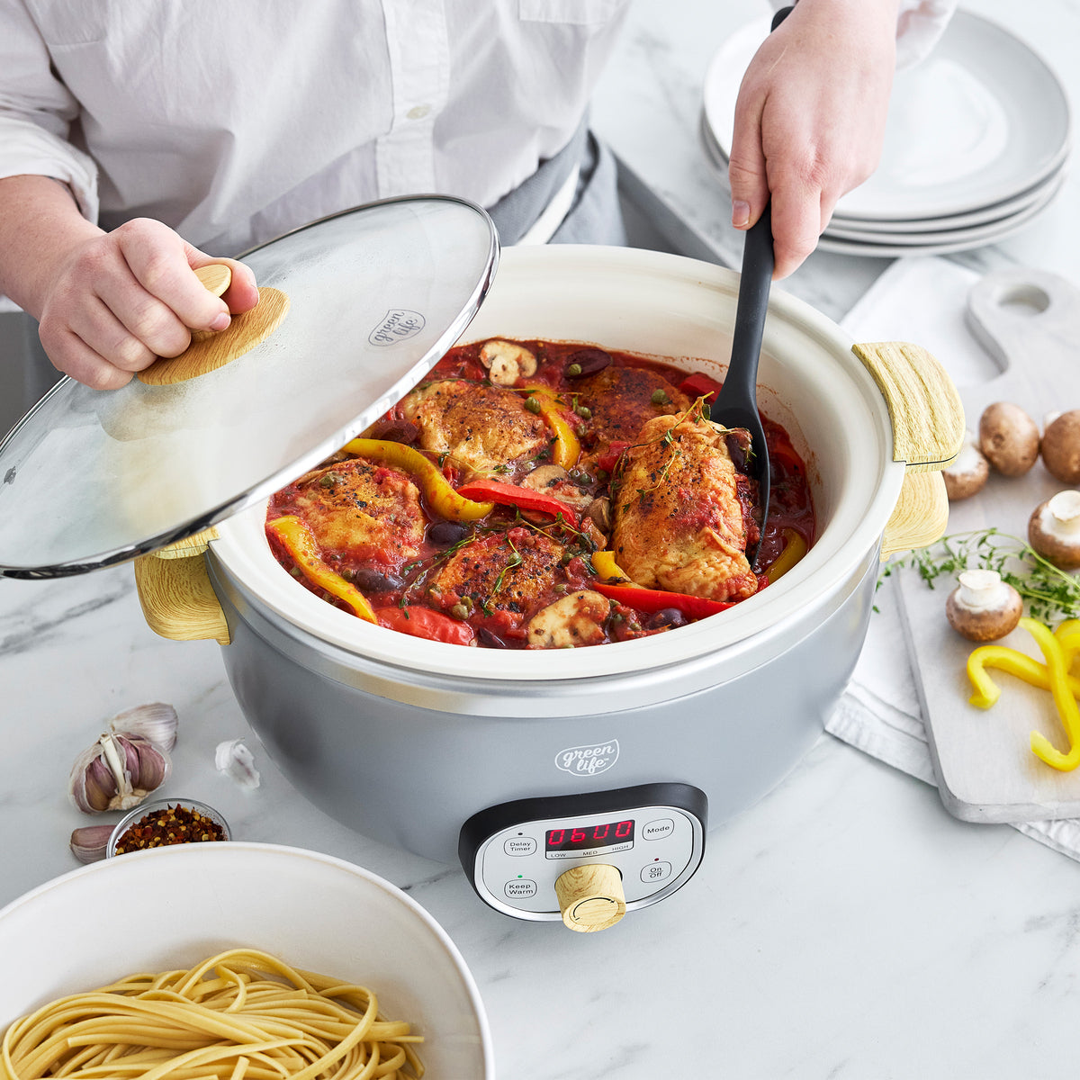 Slow cooker with clear glass lid