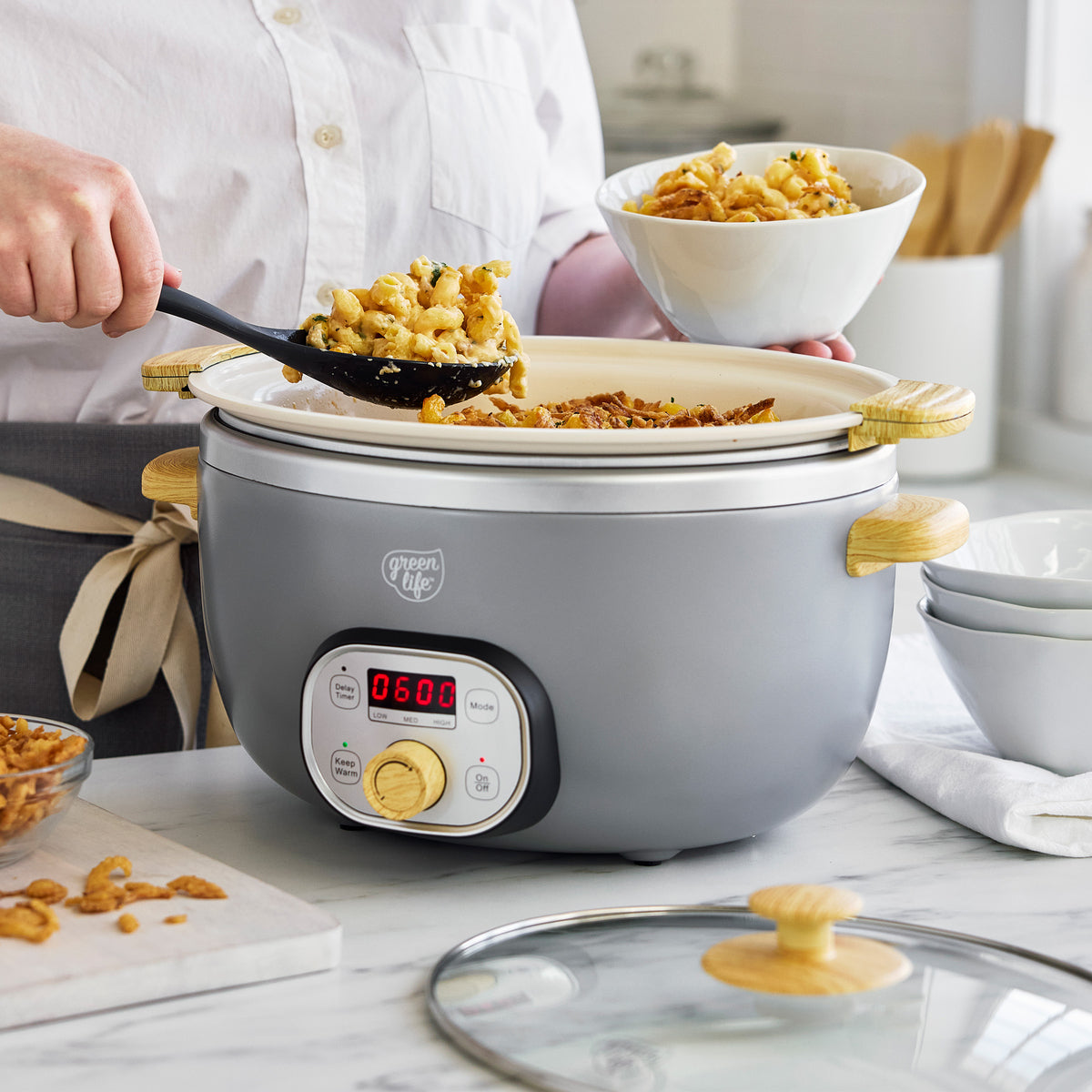 Slow cooker with 3 cooking modes