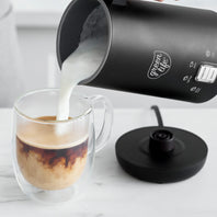 Instant milk frother with cordless pouring