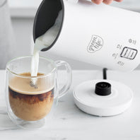 Instant milk frother with cordless pouring