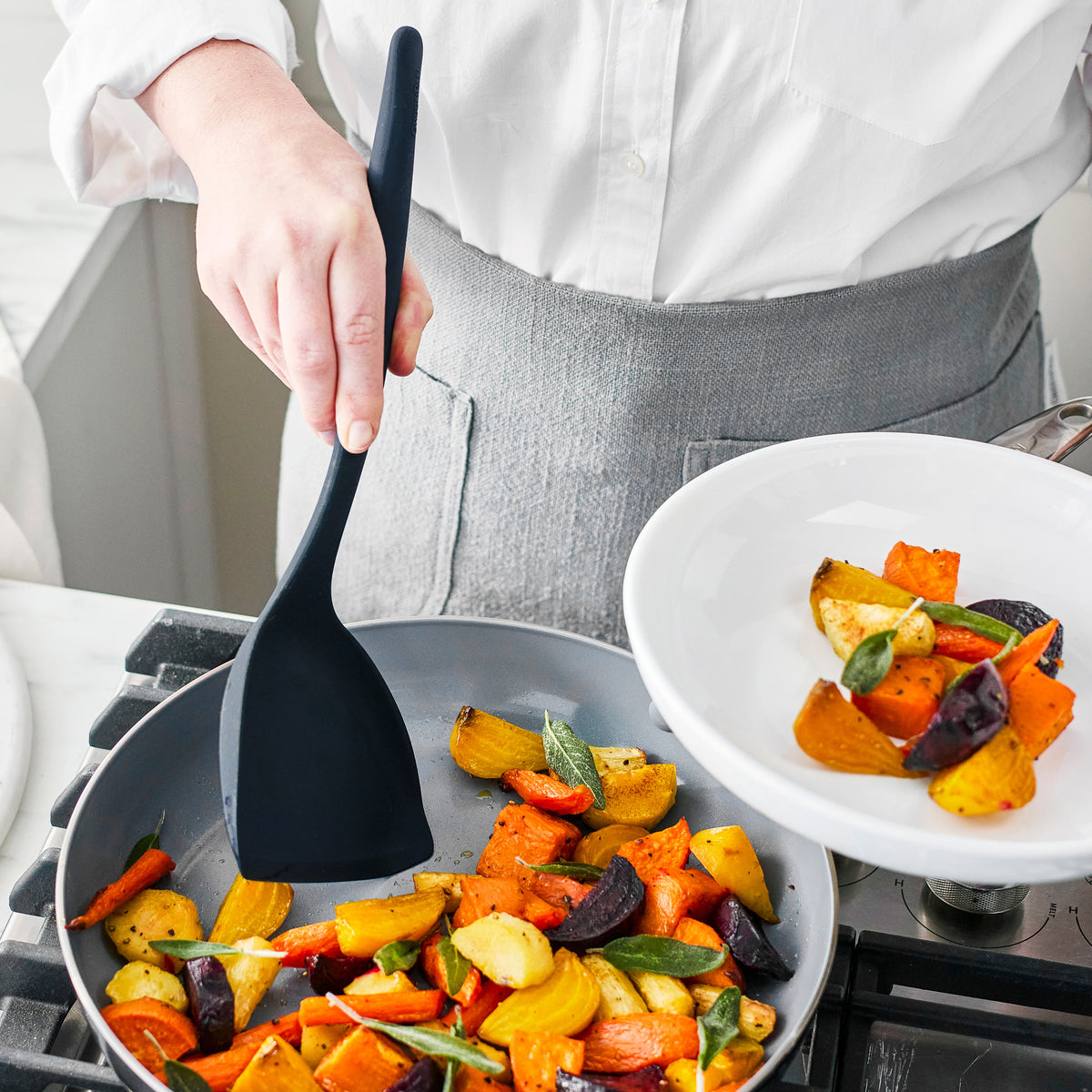 Silicone roasting scoop with sturdy steel core