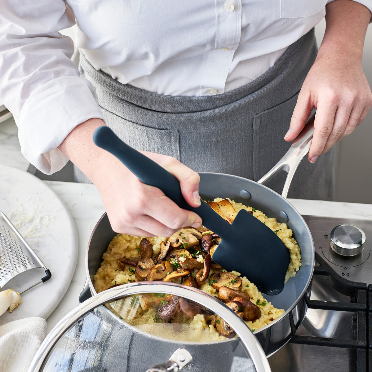 Heat-resistant deep sauté spoon