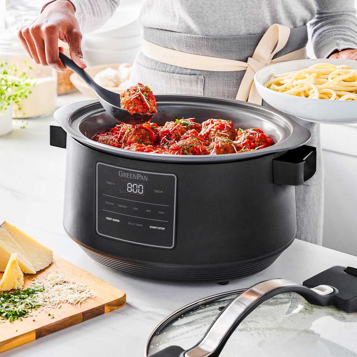 Slow cooker with large 8-quart capacity