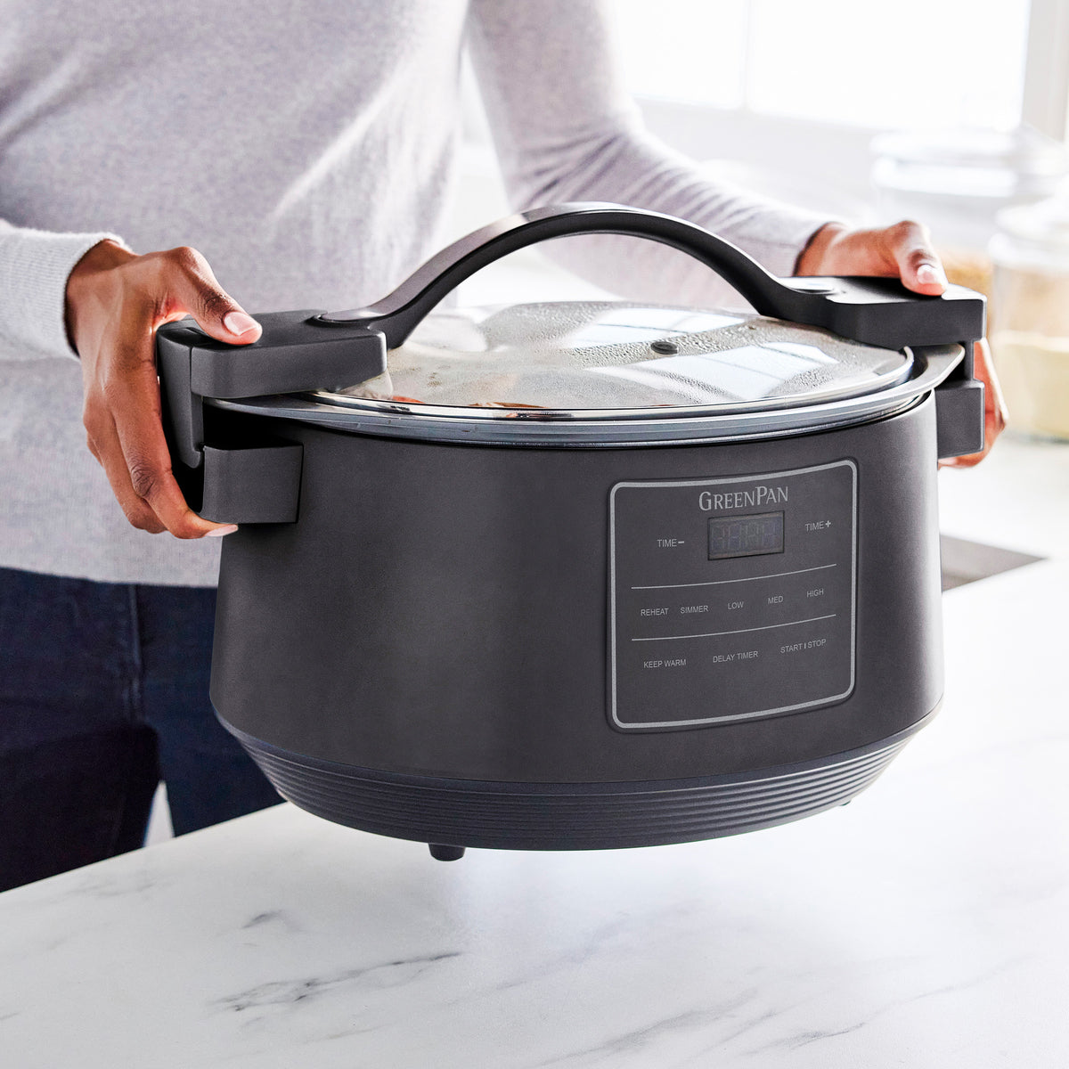 Slow cooker with locking lid for travel