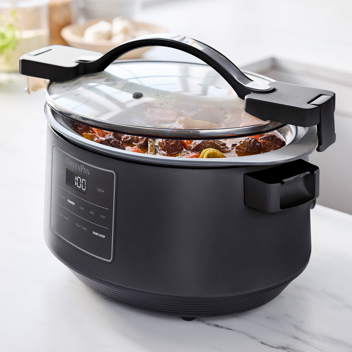 Slow cooker with delay timer