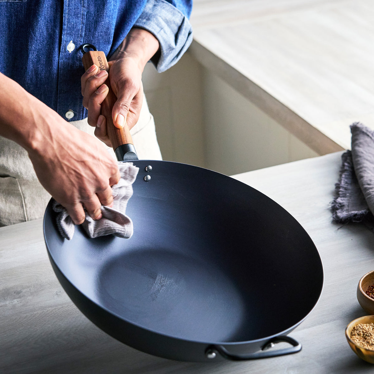 Wok with wide helper handle