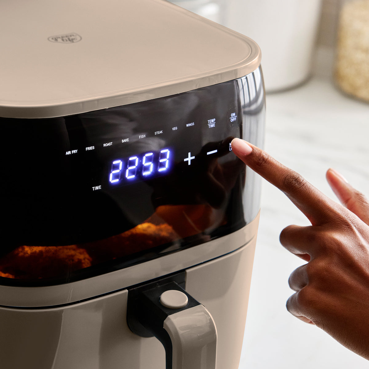 Digital air fryer with 8 presets