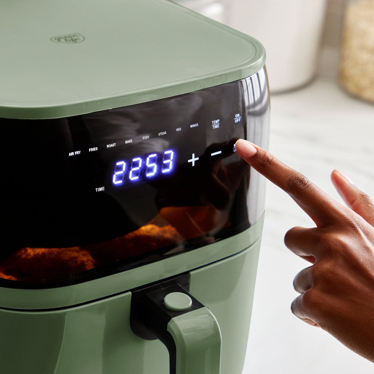 Digital air fryer with 8 presets