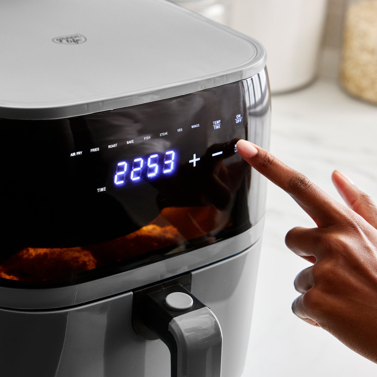 Digital air fryer with 8 presets