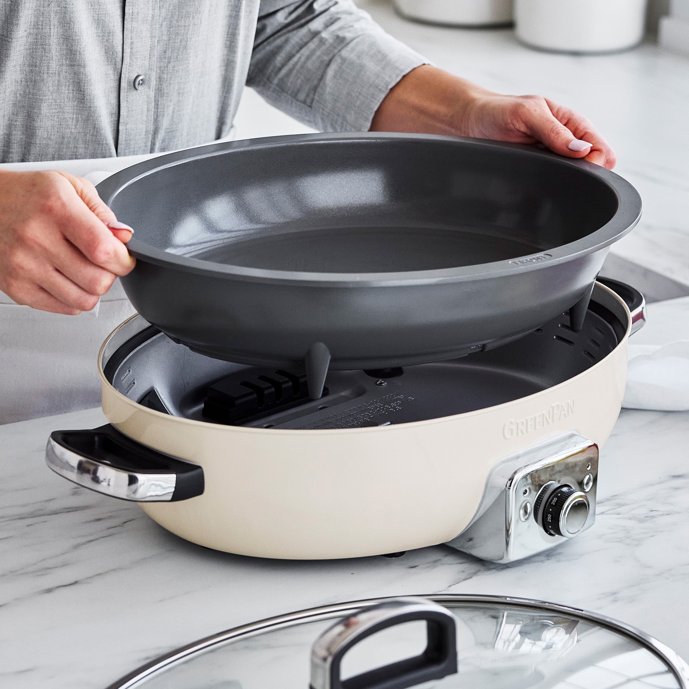 Oval electric skillet with removable pot