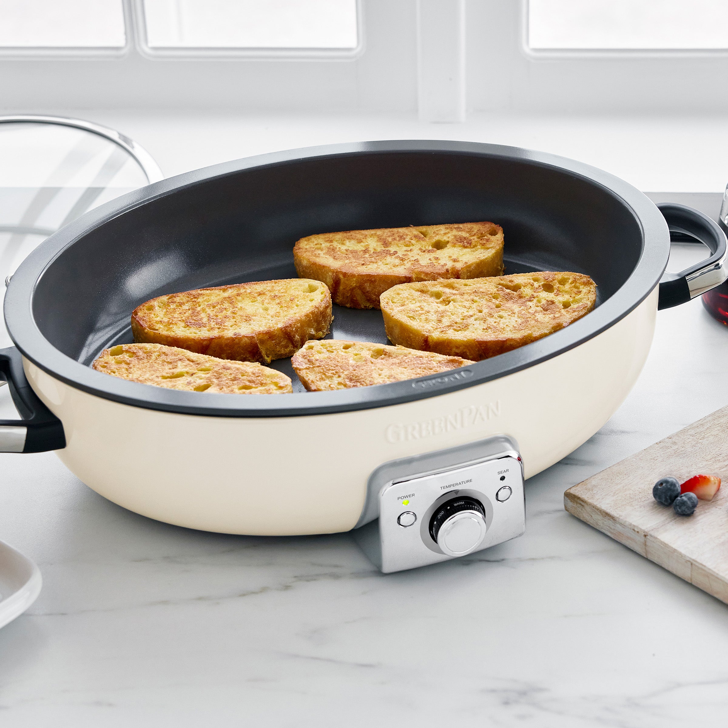 Spacious oval electric skillet