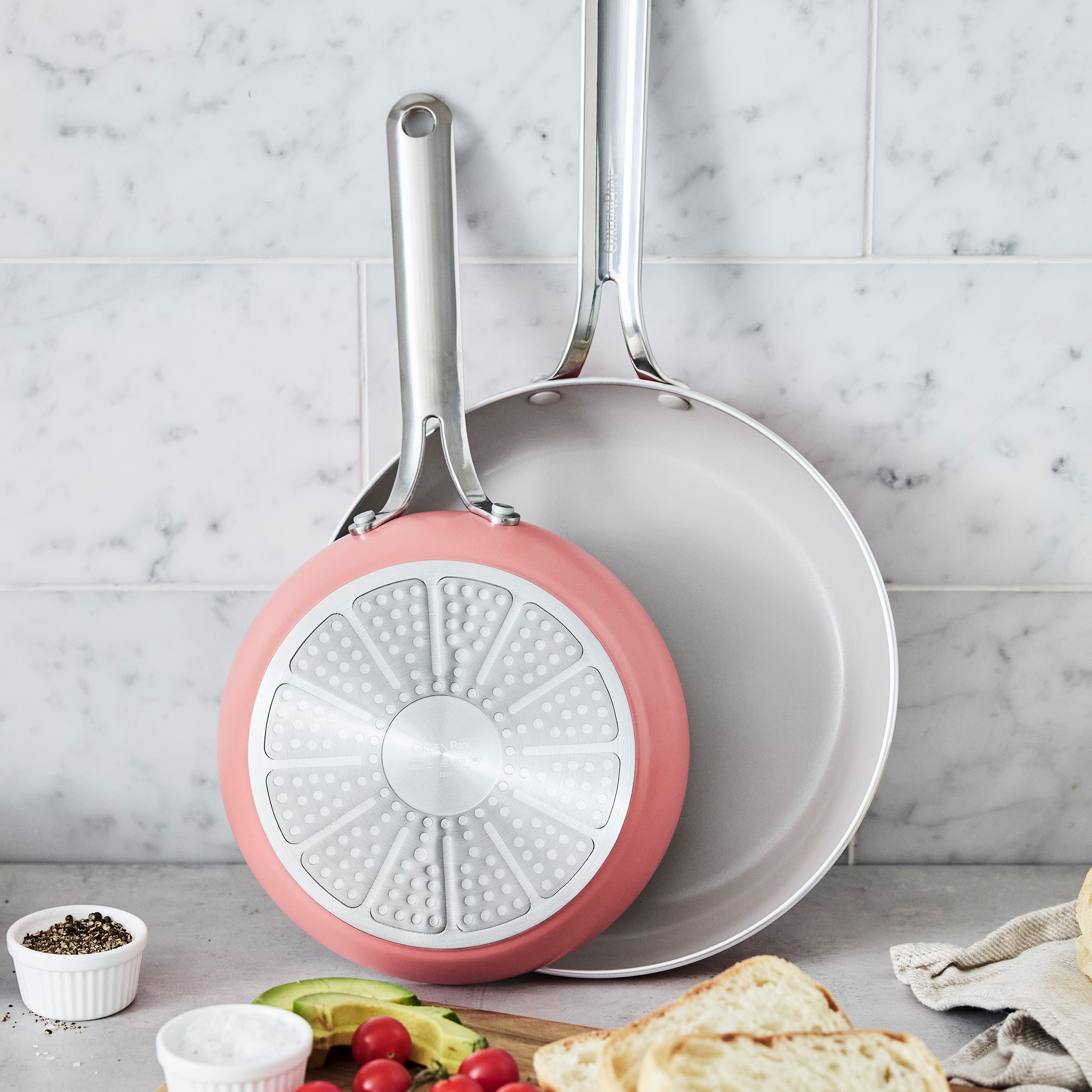 Nova 2-piece frypan set in the color Coral