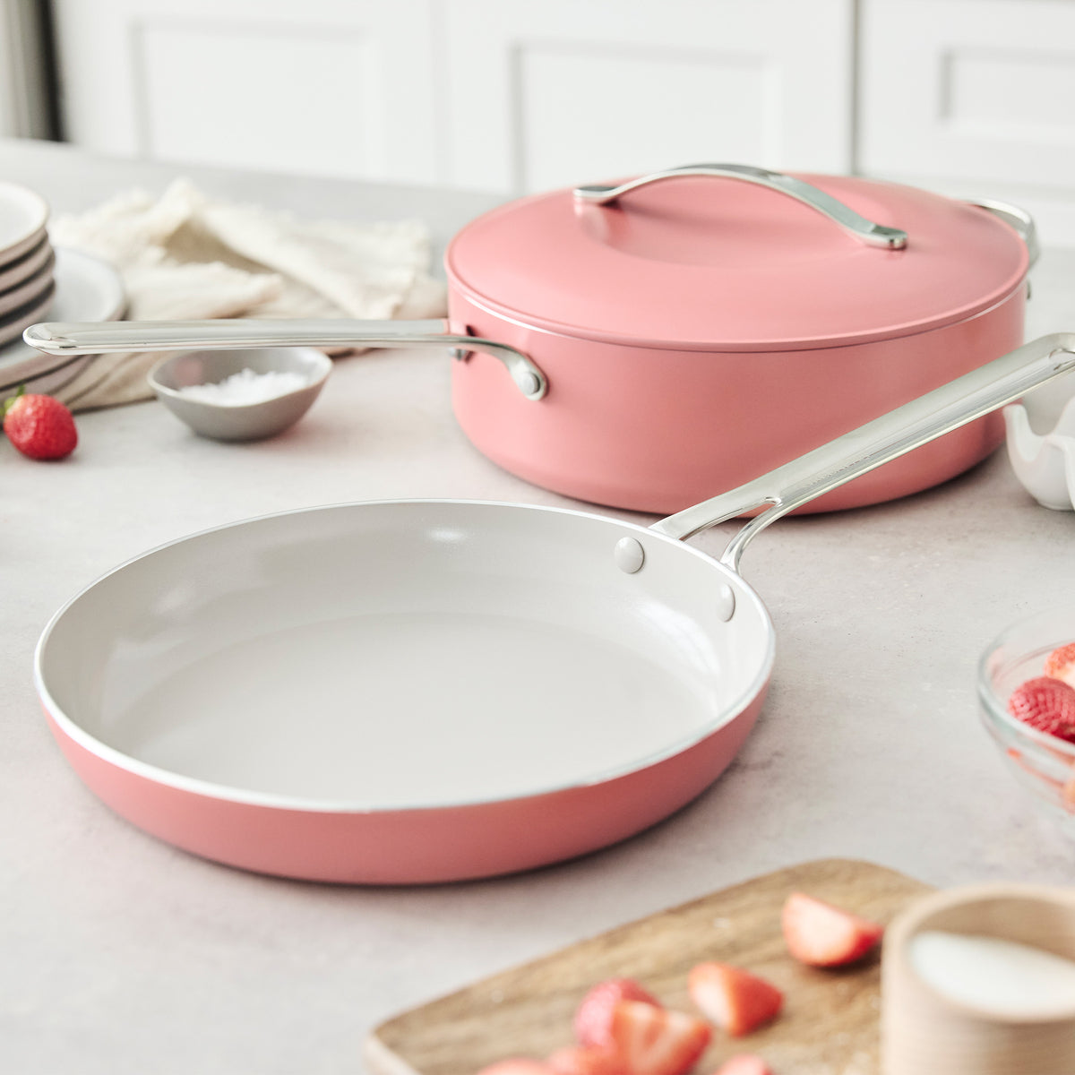 Nova 3-piece cookware set in the color Coral