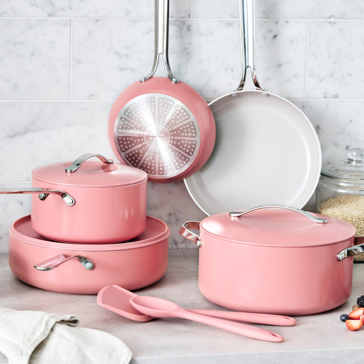 Nova 10-piece cookware set in the color Coral