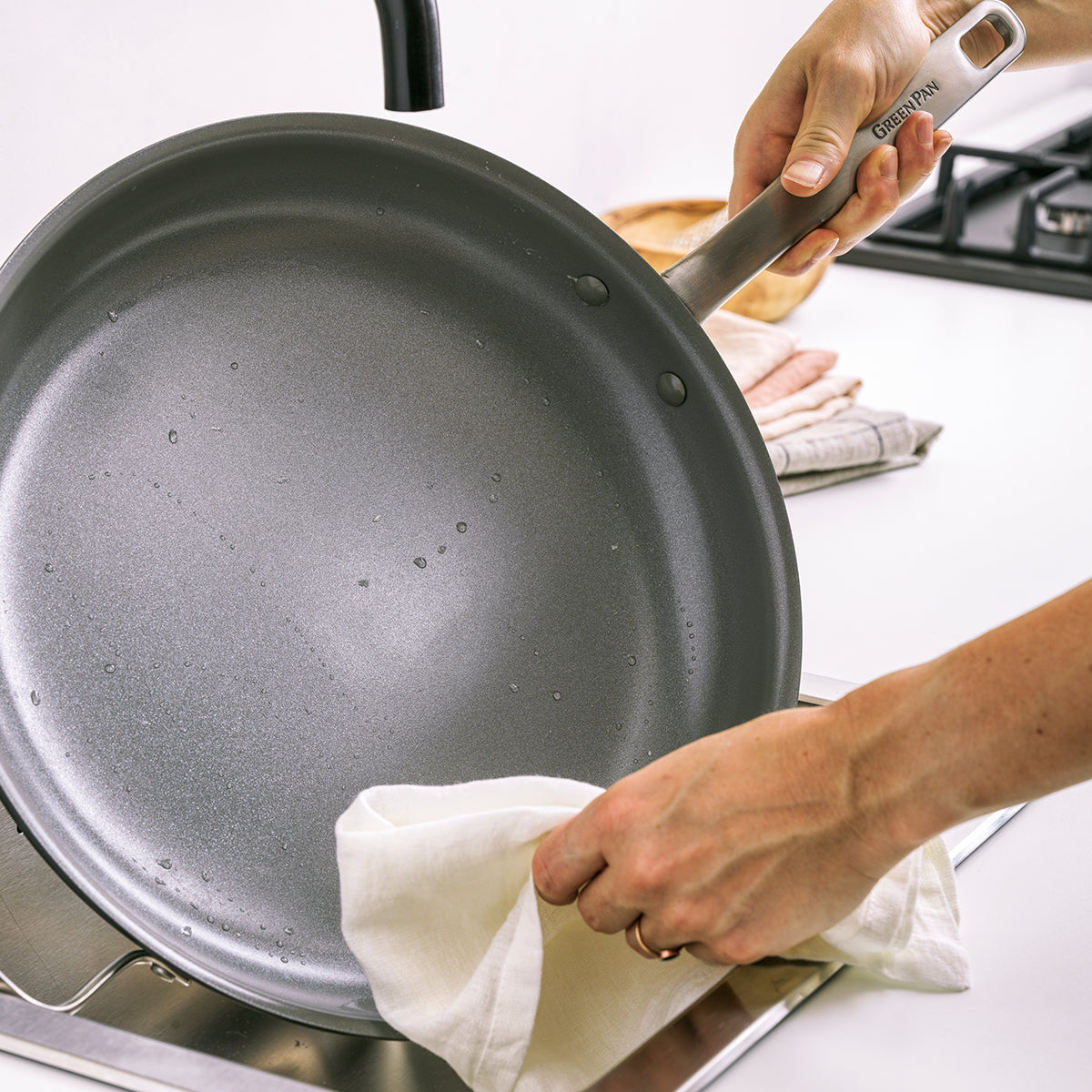 How to use and wash ceramic frying pans?