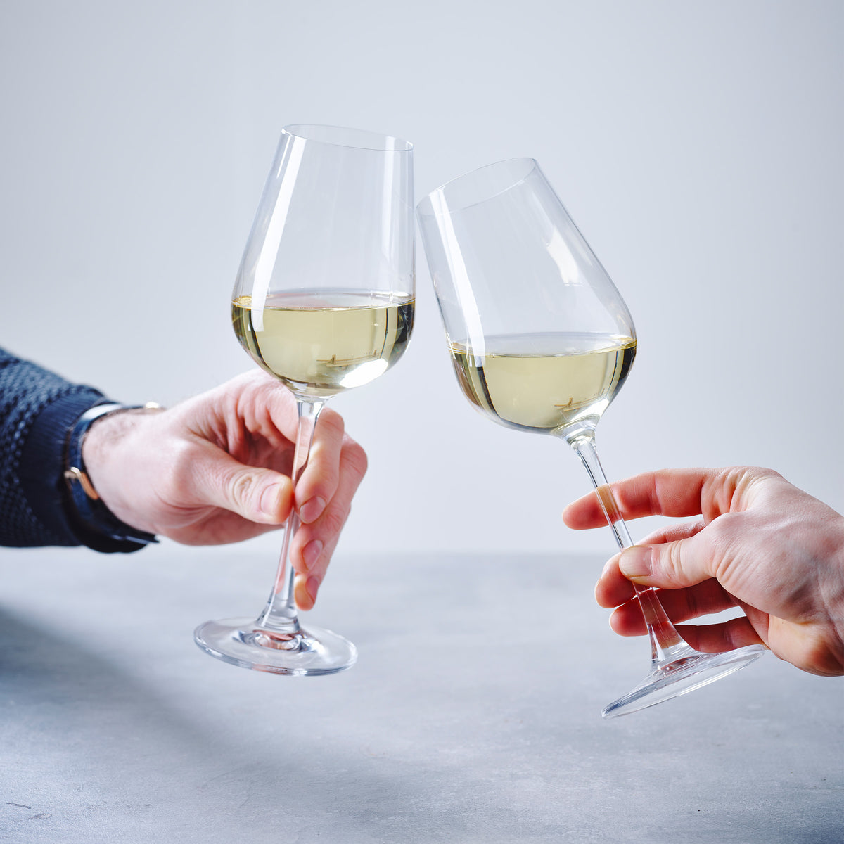 Wine Glasses Set of 2, Crystal White Wine Glasses, Long Stem Wine Glass for  Red Wine and White Wine -Christmas Gifts 15 OZ 